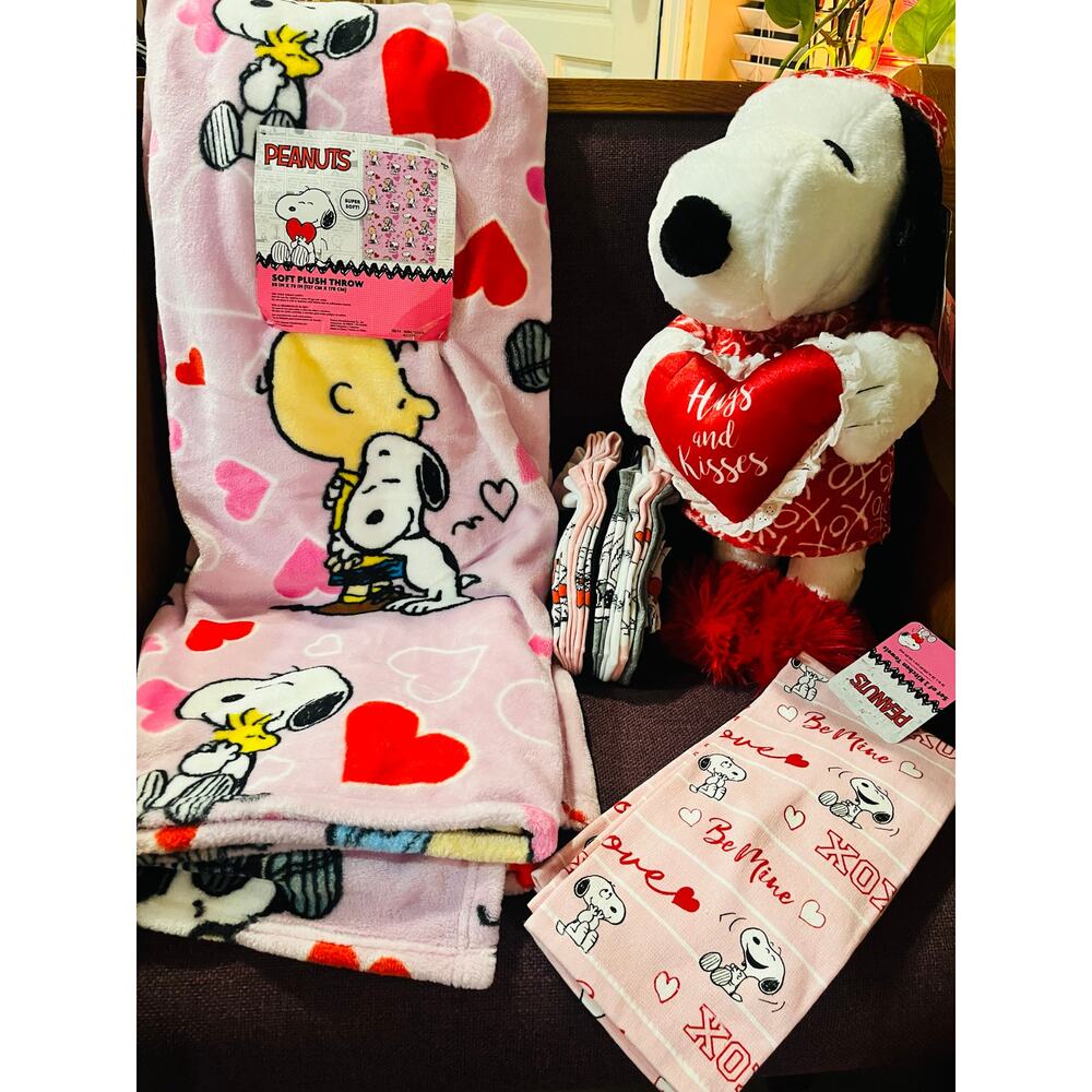Snoopy Valentine’s Day / bundle lot love throw 50 by 70 with 1 9 pack of socks